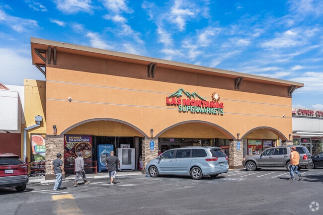 Las Montañas Supermarket in Islandis is your one-stop shop for fresh produce.