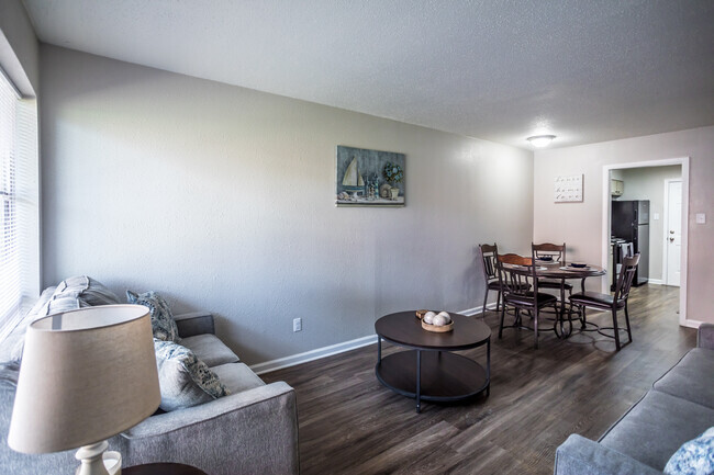 2 BR, 1.5 BA - 807SF