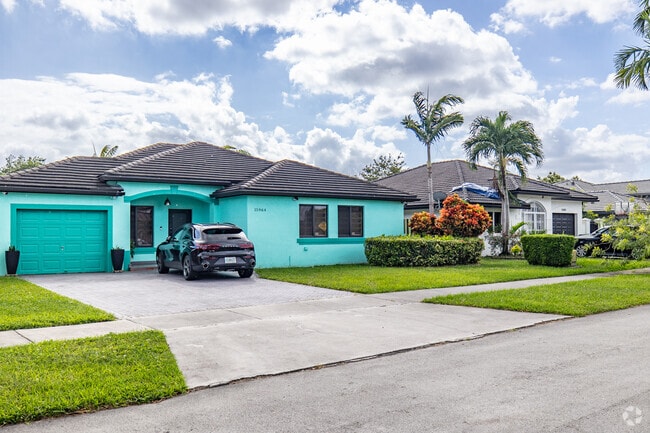 Live amongst well-manicured lawns at The Hammocks, FL.