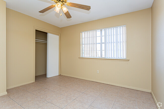2BR, 1BA - 667SF