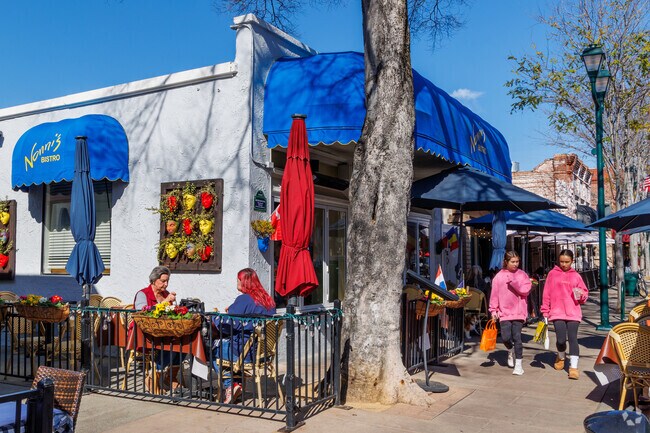 Pheasant Ridge residents have easy access to restaurants in Downtown Pleasanton.