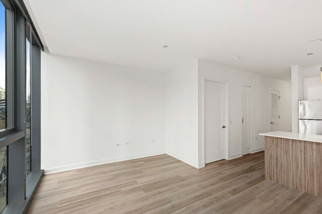 325 W Wolf Point Plaza, Chicago, IL 60654 - photo 6