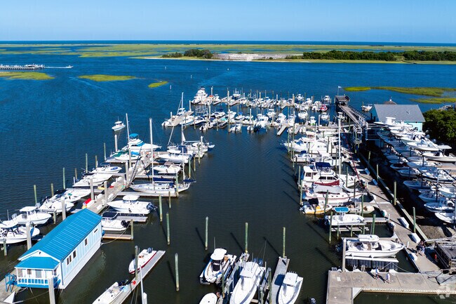 Masonboro Yacht Club is convenient, and centrally located in Wilmington, NC.