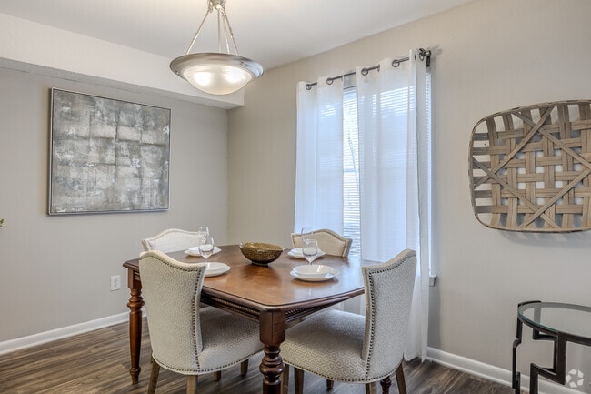 2BR, 1BA - 1,091SF - Dining Room