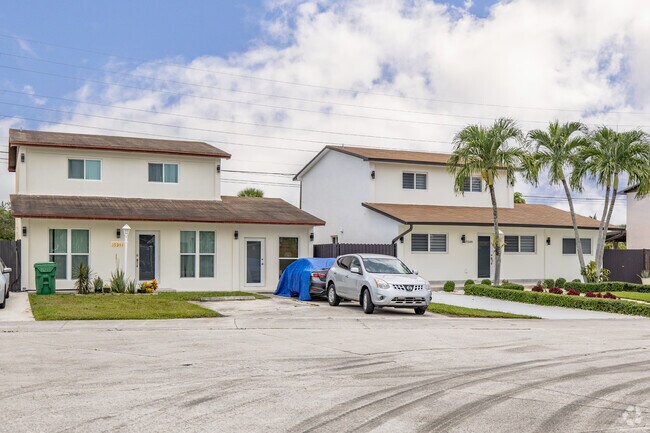 Residents of Lake of Acadia in Miami, FL live in comfortable two-story homes.