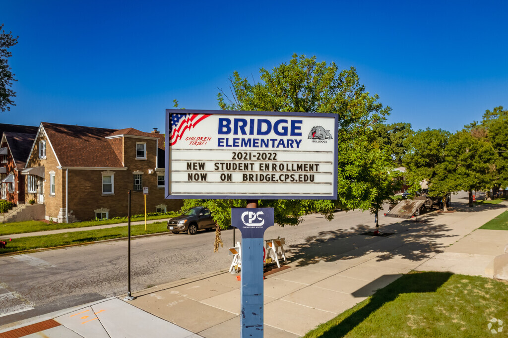 Bridge Elementary School
provides quality education for students in the Dunning neighborhood.