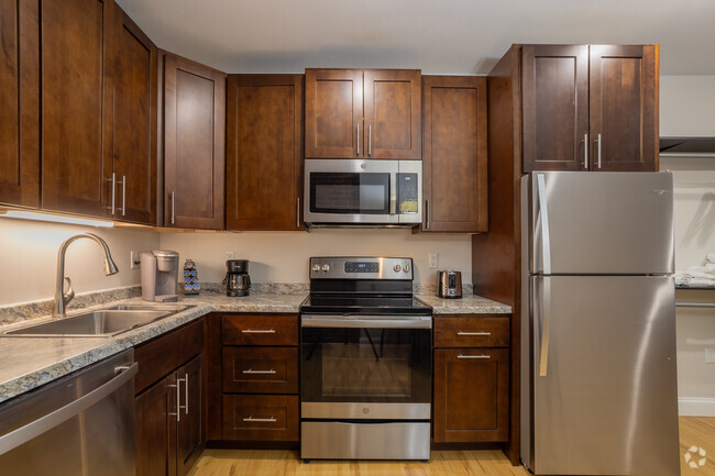 Deluxe - Kitchen
