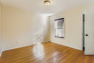 6218 SW Garden Home Rd Unit Upstairs, Portland, OR 97219