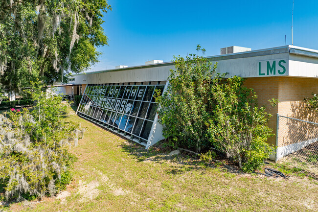 Lecanto Middle School has a student-teacher ratio of 18 to 1.