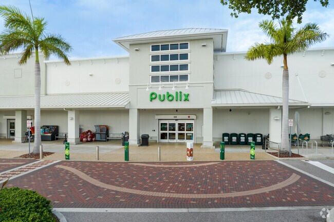 Longboat Key has it's own brand new Publix grocery store right next to the golf course.