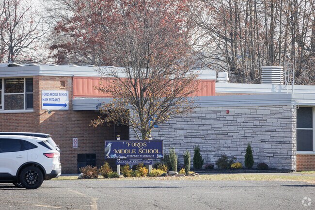Fords Middle School in Fords, NJ has a student-teacher ratio of 9 to 1.