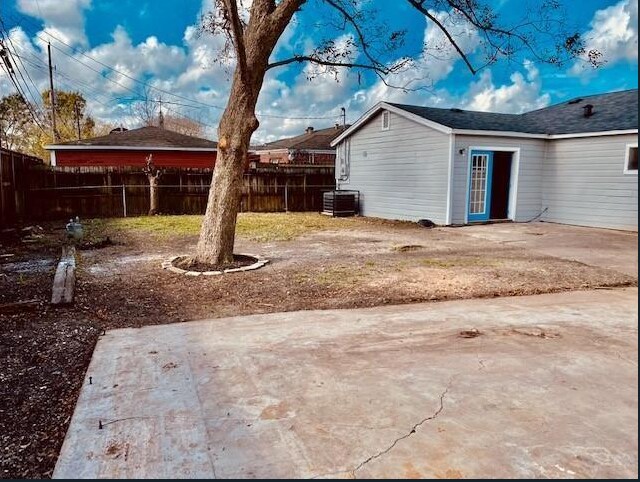 4834 Meadow Park Dr, Houston, TX 77048 - photo 2