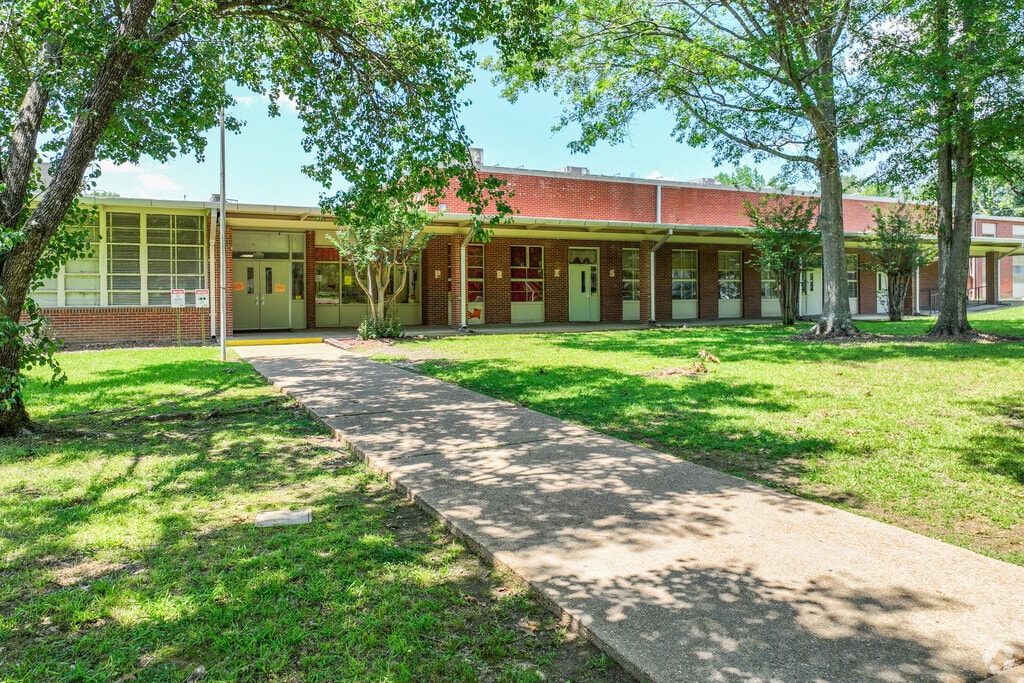 Marshall Elementary School has a rating of C minus on Niche.