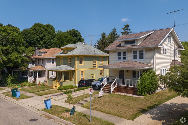 American Foursquare homes line Holmes Street Area near Lansing’s Capitol Complex.