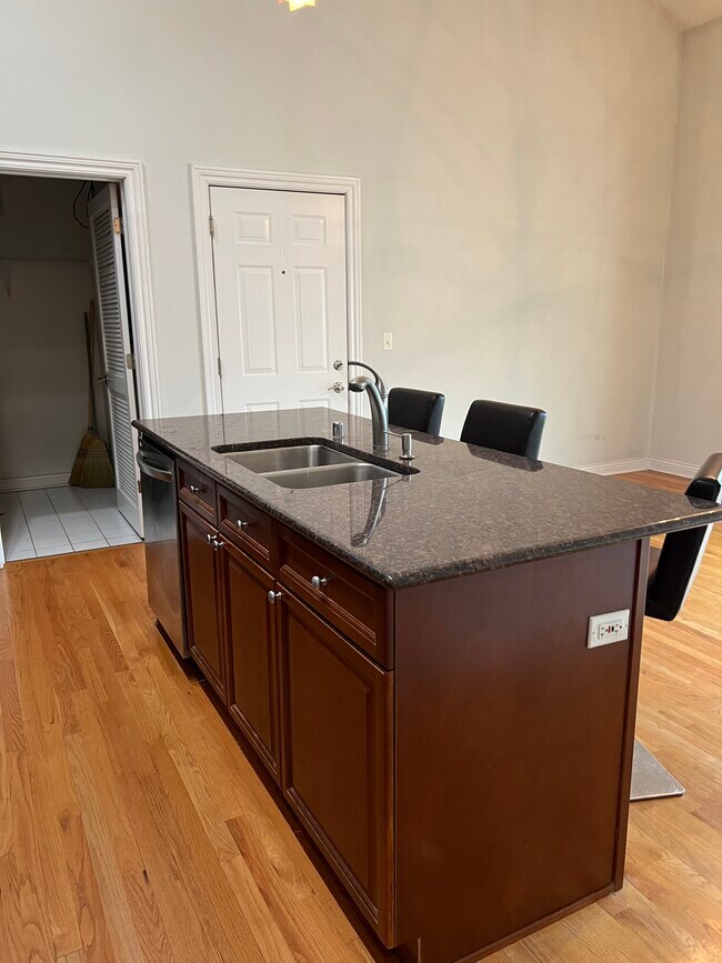 930 W Cuyler Ave unit 3, Chicago, IL 60613 - photo 5