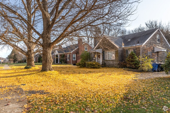 The median home in Rosemill was constructed in 1952.