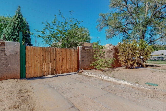 2124 Eton Ave SE unit casita, Albuquerque, NM 87106 - photo 2