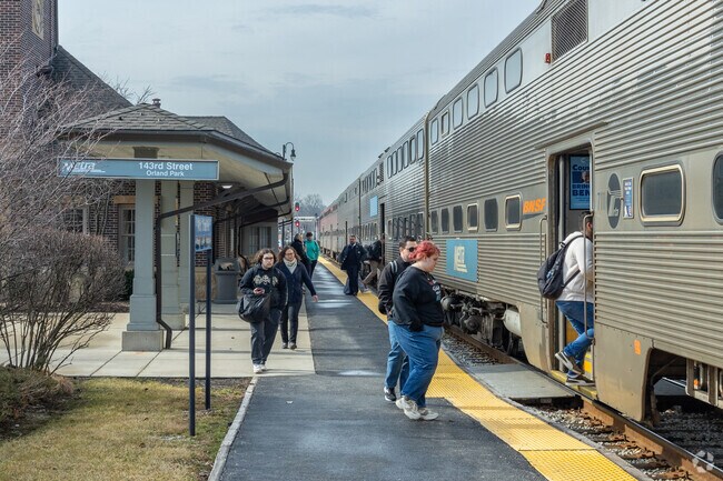 Commuters of Silver Lake have several options, including bus and the Orland Park Metra station.