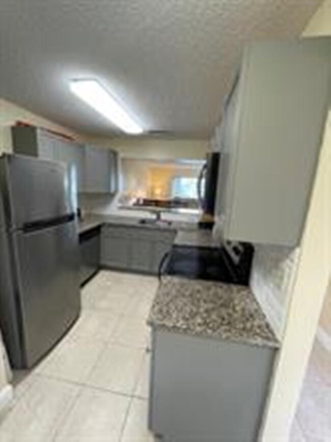 9490 Palm Cir S, Pembroke Pines, FL 33025