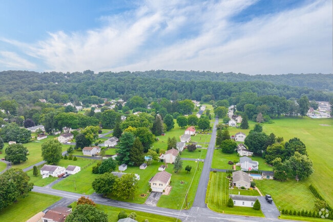 The center of Caln has flat streets with large lots.