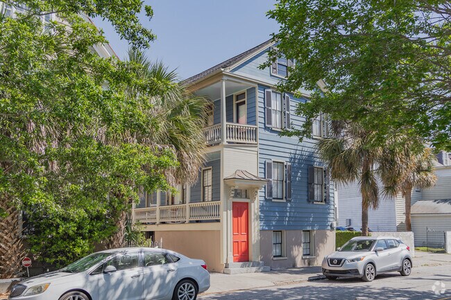 Discover gorgeous Charleston single style homes with palmetto trees in Radcliffeborough.