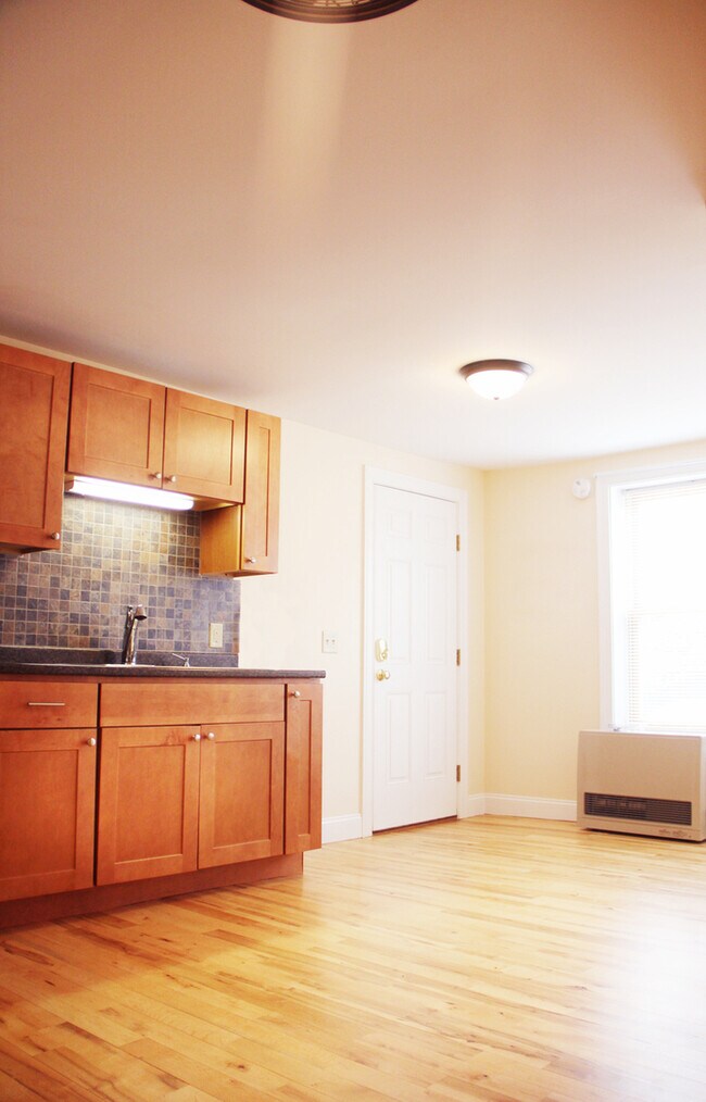 155 Maple St unit 1, Burlington, VT 05401 - photo 3