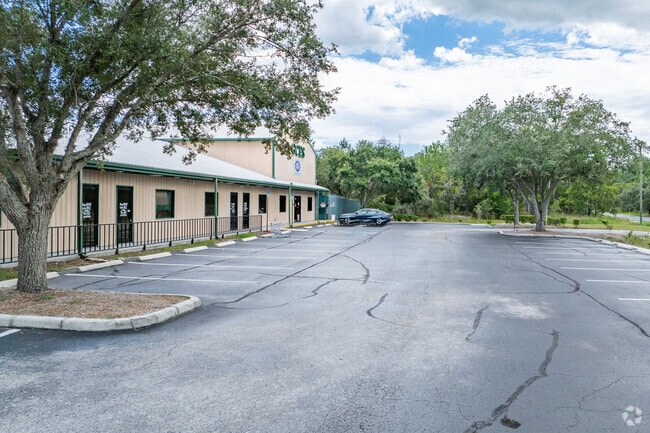 Gulf Coast Elementary School has a large size parking lot for teachers and visitors.