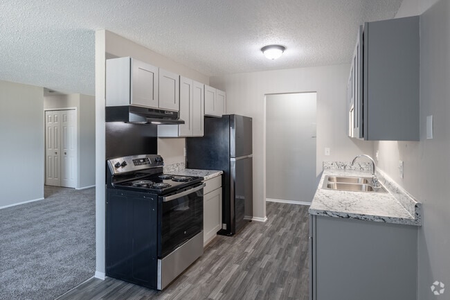 Rochester Square, Rochester, MI 48307 - photo 2