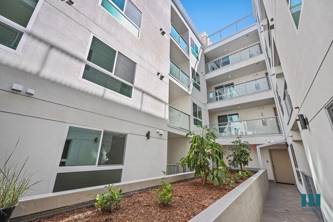 Interior Courtyard of Venice Wave