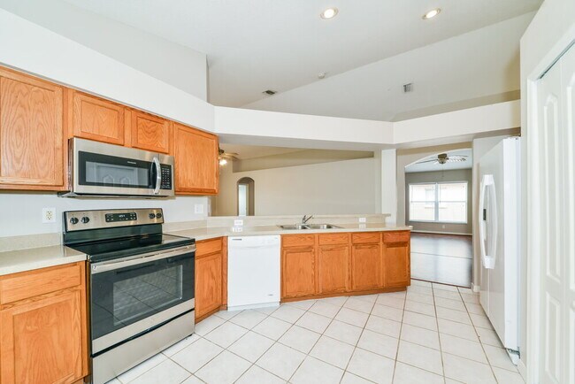 12817 Kings Lake Dr, Gibsonton, FL 33534 - photo 5