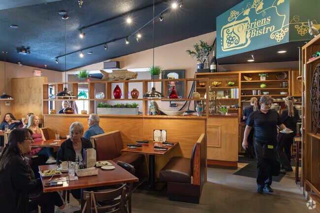 Old-school strip-mall cafe in Brent serving American eats for brunch, lunch, and dinner.