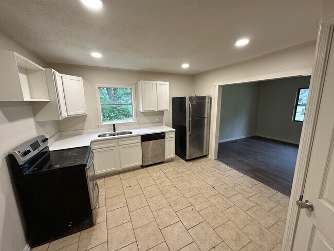 476 Mineral Rd, Memphis, TN 38120 - photo 4