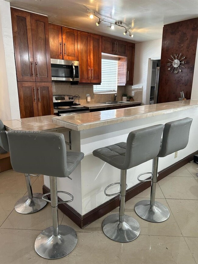 305 SW 7th St, Hallandale Beach, FL 33009