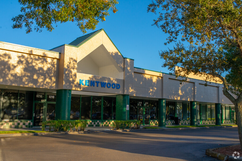 Kentwood Preparatory School provides education in the neighborhood of 
Seminole Manor.