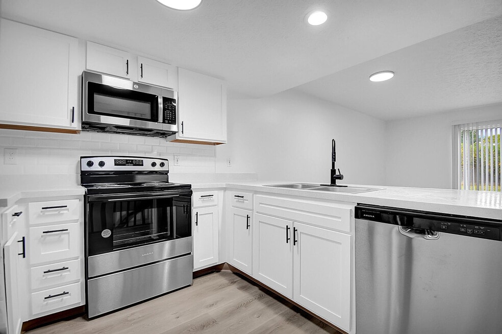 Oak Bend Commons, Canal Winchester, OH 43110 - photo 1