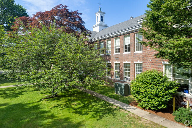 Holmes Elementary School in Darien serves students in grades Kindergarten through 5th.