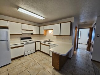 4330 10th Ave SW, Fargo, ND 58103