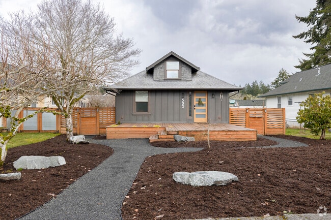 21st century craftsmen homes are a common sight to see in DuPont Washington.