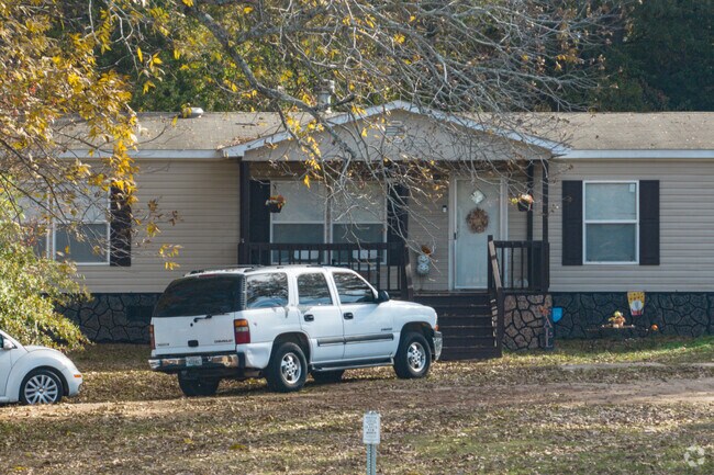 Modular homes and trailer homes are common on the outskirts of Mansfield, Louisiana.