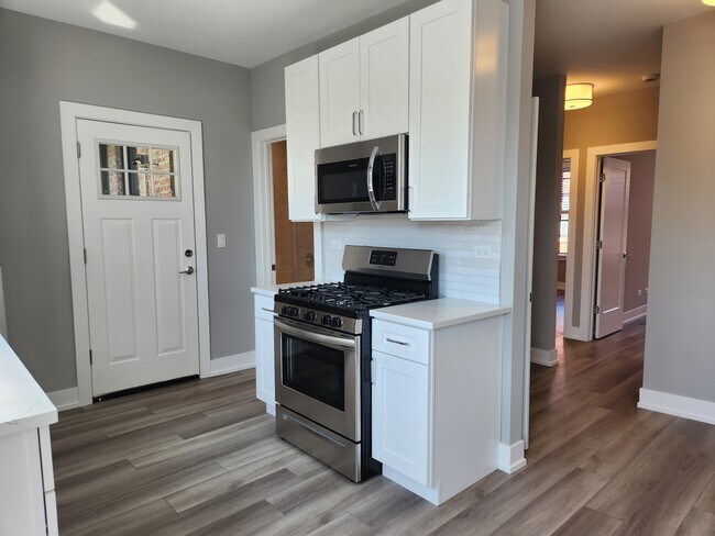 3935 N Janssen Ave unit 2, Chicago, IL 60613 - photo 4