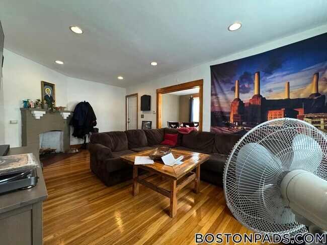 27 S Crescent Circuit Crescent unit A, Boston, MA 02135 - photo 2