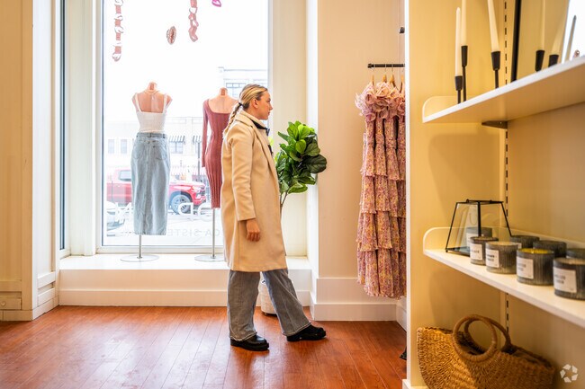 Shop Len in Zona Rosa delivers style to the Gashland neighborhood.