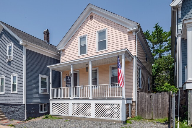 This cozy home in the Fifth Ward neighborhood boasts fish-scale shingle work on its upper flank.