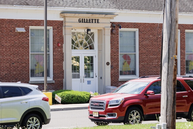 27% of students from Gillette Elementary School in Long Hill are minority.