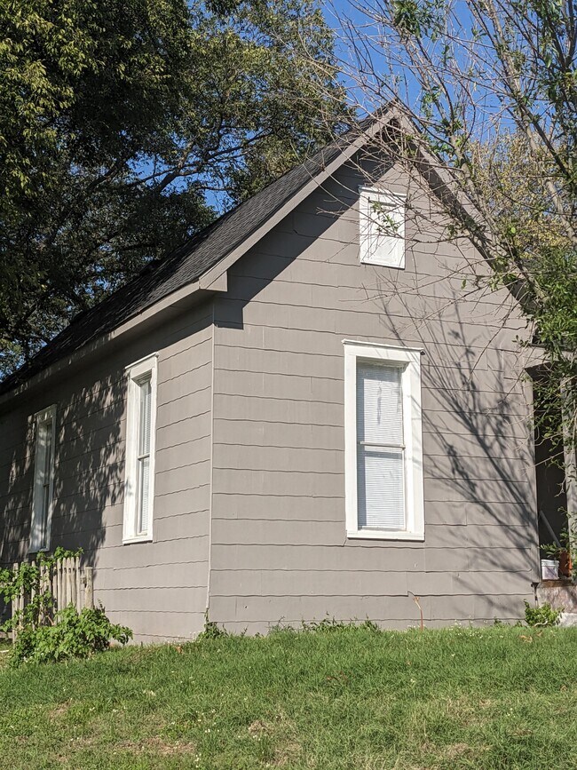 225 W Monterey St, Denison, TX 75020