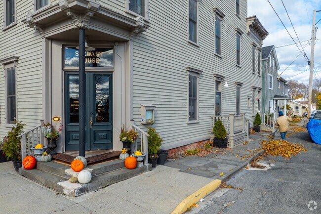 Stewart House is a hotel and a restaurant  at Athens Riverfront Park.