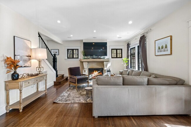 318 E Dickson St unit ID1221823P, Fayetteville, AR 72701 - photo 2