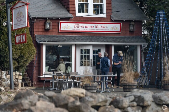 The Silvermine Market is popular for breakfast and lunch in Silvermine.