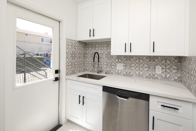 Las Palmas Apartments, San Diego, CA 92115 - photo 4
