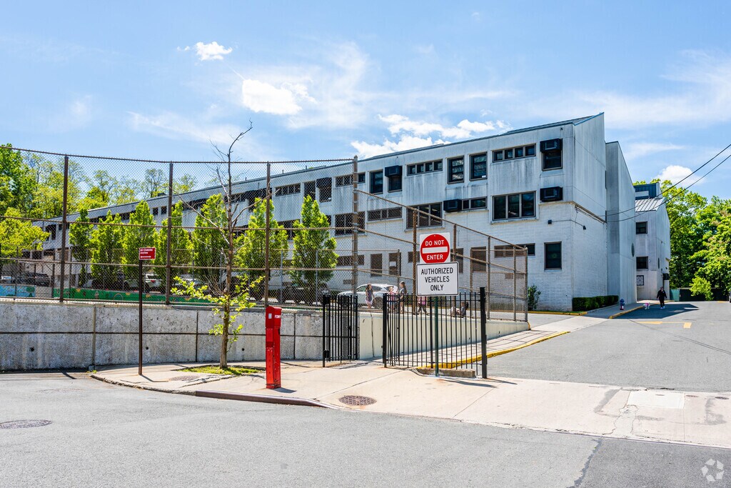 Ps 4 Maurice Wollin is a public institution.